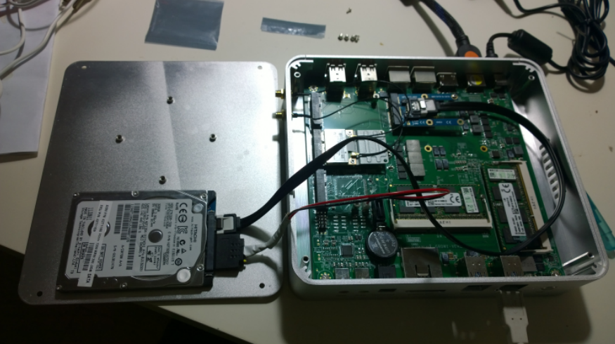 完成圖... 自己土炮的 SATA Power, 加上 mSATA > SATA 轉卡, 終於搞定把 2.5" HDD 接上線啟動的任務..